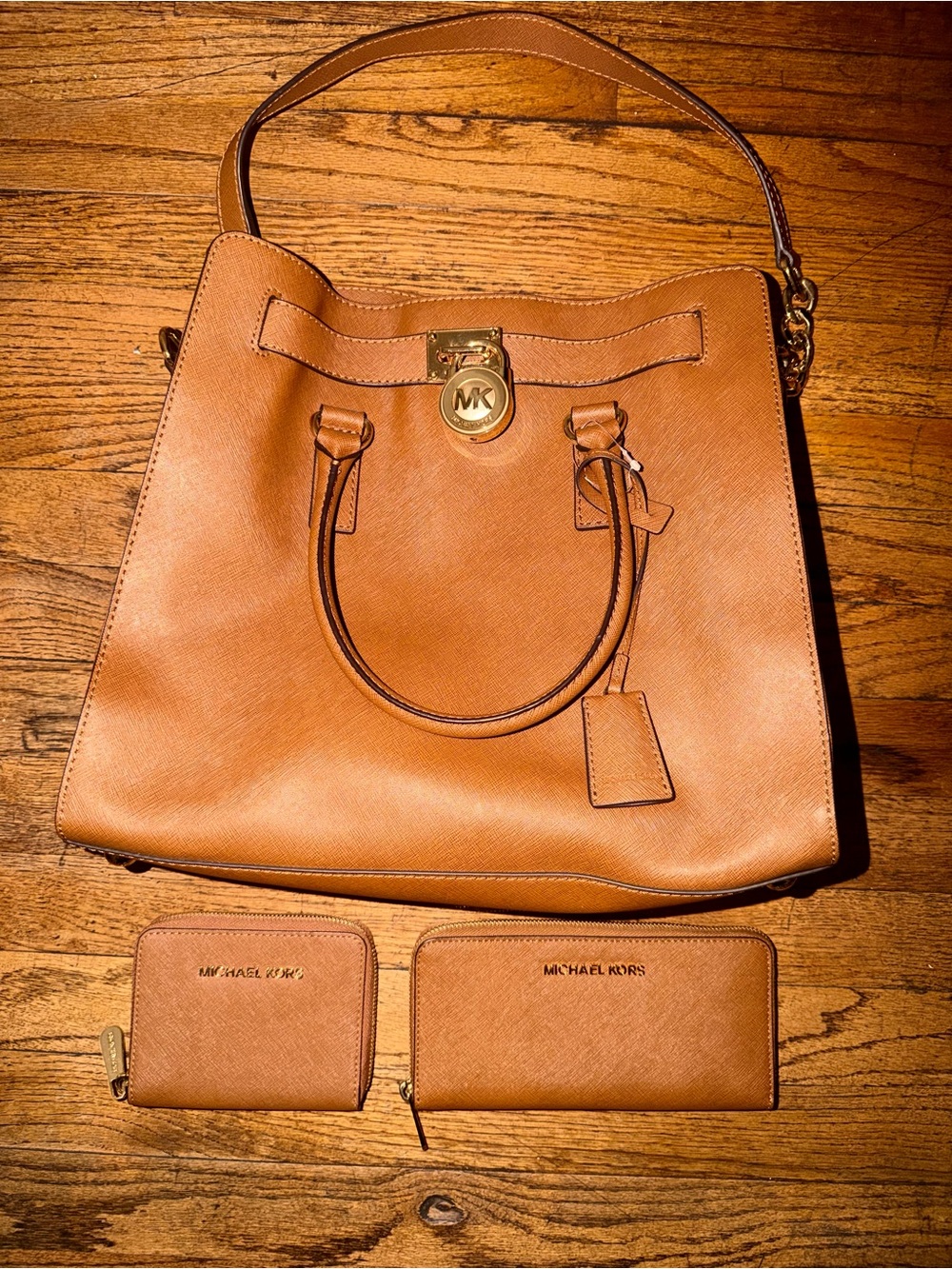 Michael Kors Large Hamilton Handbag + 2 WALLETS! - Picture 3 of 6
